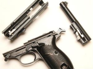 Pistola P-38 parcialmente desmontada – repare a mola recuperadora na armação e a trava da culatra posicionada debaixo do cano, peça essa que acidentalmente poderia ser esquecida de ser recolocada, podendo causar sérios danos à arma.