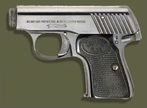 Acima, as pistolas Walther Mod. 1 e Mod. 2