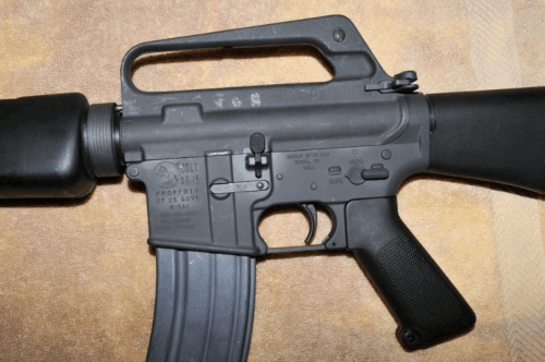 09. Lado esquerdo do M16A1